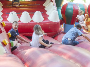 Vinnitsa, Ukrayna. 08. 24. 2019. Kızlar ve erkekler trambolinde zıplayın
