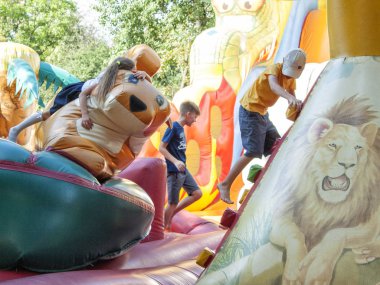 Vinnitsa, Ukrayna. 08. 24. 2019. Kızlar ve erkekler trambolinde zıplayın
