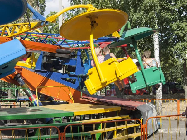 Vinnitsa, Ukrajina. 08.24. 2019. lidé jezdí zábavně na velkých vícebarevných kolotoči — Stock fotografie