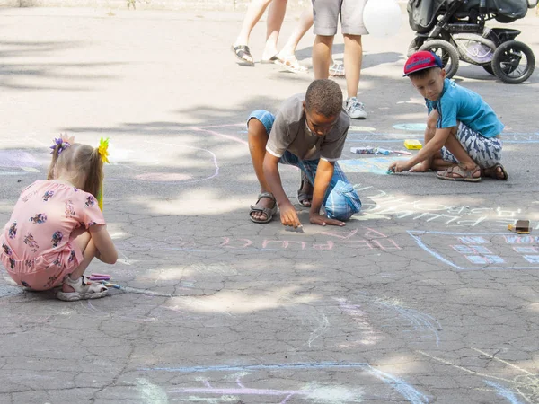 Vinnitsa, Ukraine. 08. 24. 2019. Children draw on the pavement with chalk. — Stock Photo, Image