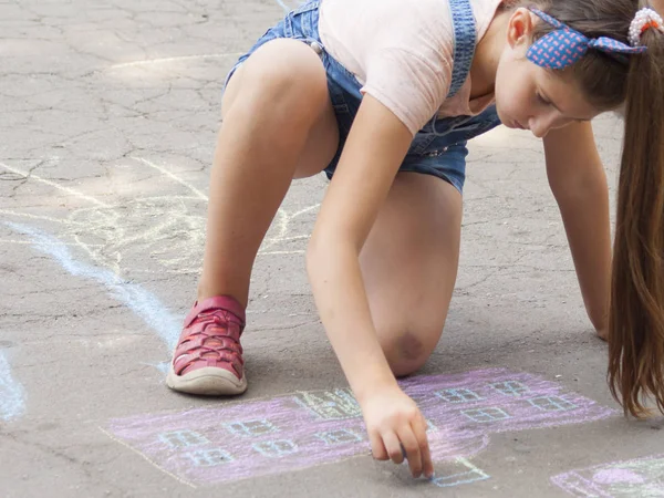 Vinnitsa, Ukrayna. 08. 24. 2019. Çocuklar tebeşirle kaldırıma çizin.