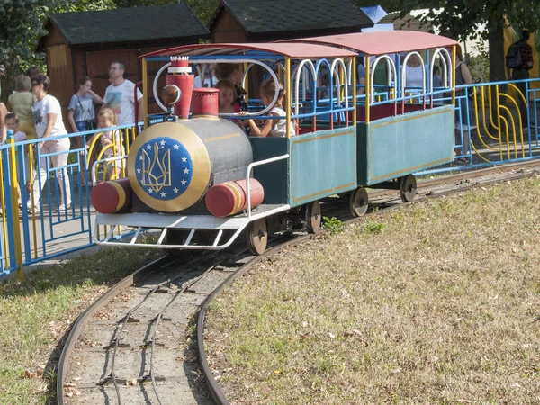 Vinnitsa, Ucrania. 08. 24. 2019. Los niños viajan en un pequeño tren con un remolque — Foto de Stock