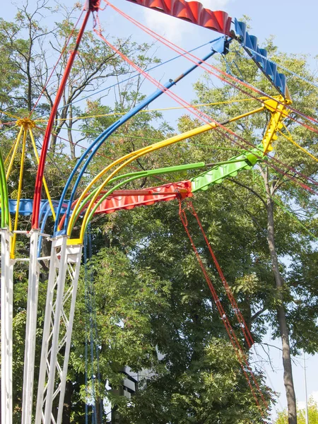 Vícebarevná kolotoč pro řetězové otočení a rotující osoby — Stock fotografie