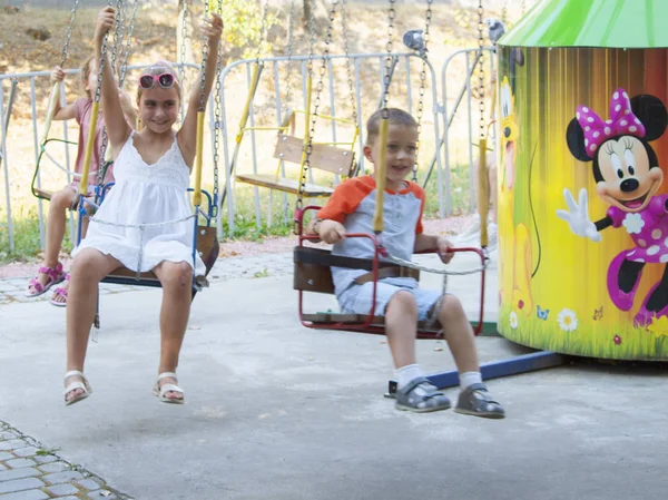 乌克兰 文尼萨08. 24.2019. 女孩和男孩在景点骑转盘 — 图库照片