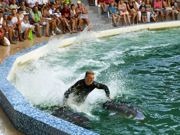 Evpatoria, Ucrânia. 07 26 2013. Show para crianças com golfinhos e pessoas no golfinário — Fotografia de Stock