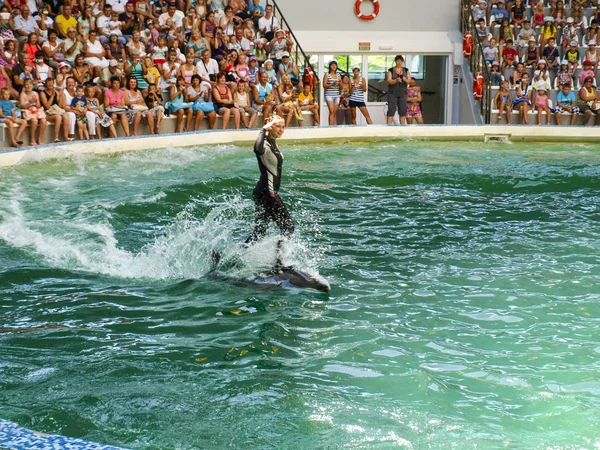 Evpatoria, Ucrânia. 07 26 2013. Show para crianças com golfinhos e pessoas no golfinário — Fotografia de Stock