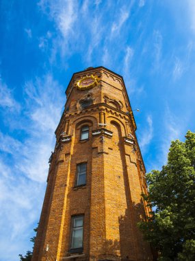 Vinnitsa, Ukrayna. 05.22.2018. Mavi gökyüzünün arka planında yüksek saat kulesi