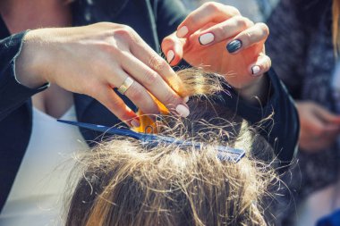 Kızlar kuaförler açık gökyüzü altında herkes için saç yapmak