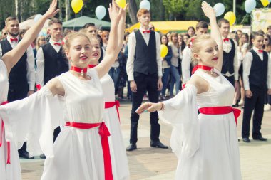 Vinnitsa, Ukrayna - 22 Mayıs 2018: Kızlar ve erkekler meydanda açık havada dans ediyor