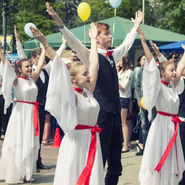 Vinnitsa, Ukrayna - 22 Mayıs 2018: Kızlar ve erkekler meydanda açık havada dans ediyor