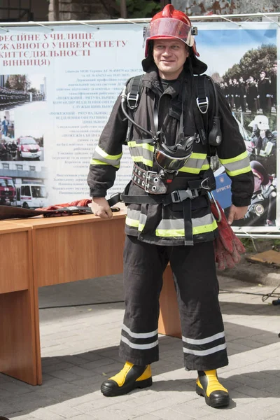 Vinnitsa, Ukraine - May 22, 2018: Firefighter prepares to complete a dangerous mission in a burning house — Stock Photo, Image