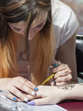 Vinnitsa, Ukrayna - 22 Mayıs 2018: Bir kadın elinde kına mehendi süs çizim süreci