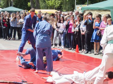 Vinnitsa, Ukrayna - 22 Mayıs 2018: Kimonolu erkek ve kızlar sokaktaki herkesi nefsi müdafaa priyom olarak gösteriyor
