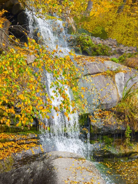 Cachoeira de rio de montanha na floresta de outono com folhas caídas — Fotografia de Stock