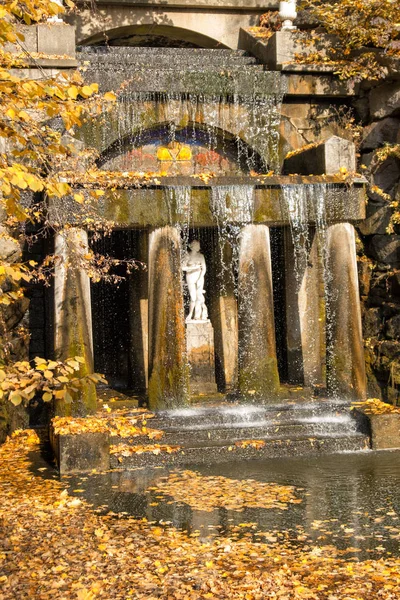 Uman, Ukrayna - 21 Ekim 2018: Peyzaj Parkı Sofiyivka. Şelale ve Grotto Tethys