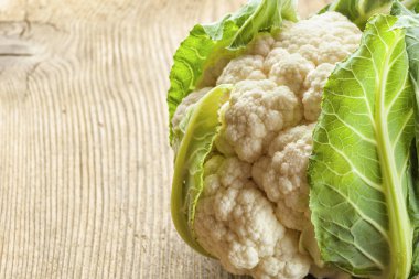 Karnabahar ın başı masanın üzerinde yatıyor.