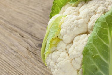 Karnabahar ın başı masanın üzerinde yatıyor.