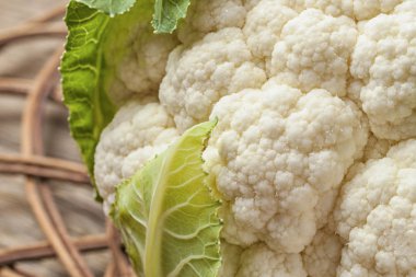 Karnabahar ın başı masanın üzerinde yatıyor.