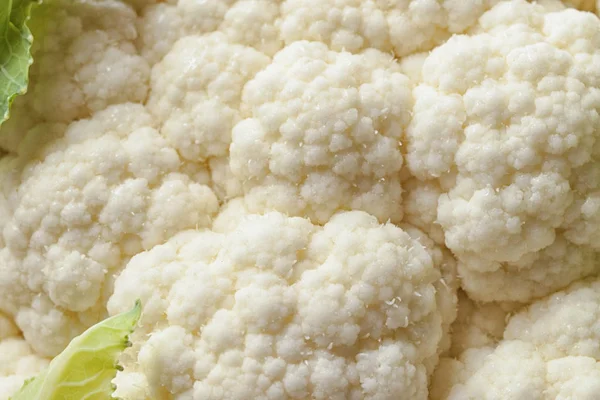 A head of cauliflower lies on a table — Stock Photo, Image