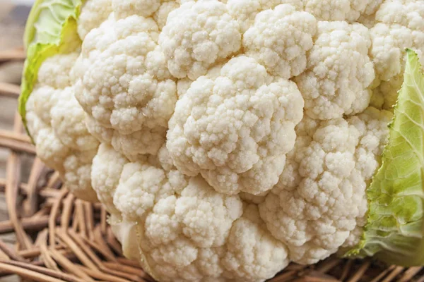 Karnabahar ın başı masanın üzerinde yatıyor.