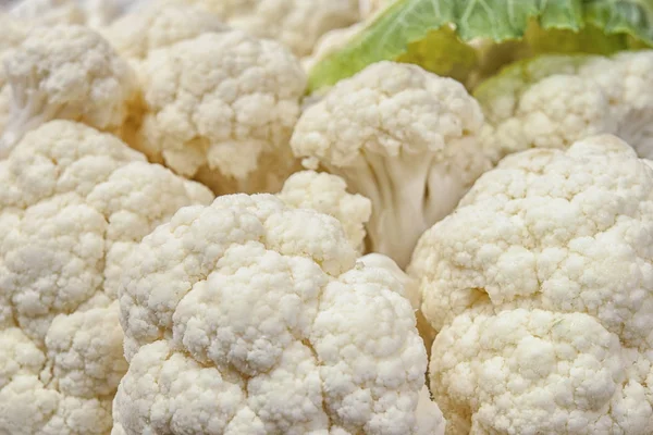 Coliflor cortada en pedazos se encuentra en la mesa — Foto de Stock