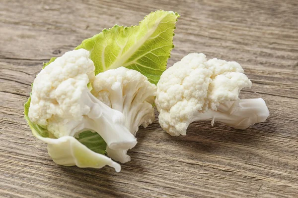 A head of cauliflower lies on a table — Stock Photo, Image