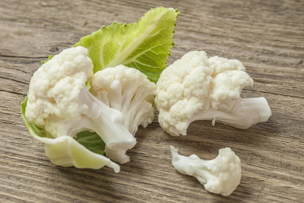 A head of cauliflower lies on a table — Stock Photo, Image