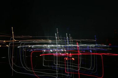 Geceleri hareket eden farklı araçların farlarının yağlanmış ışığı