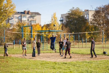 Kazatin, Ukrayna - 14 Ekim 2018: Çocuklar güneşli bir bahar gününde oyun sahasında voleybol oynuyorlar