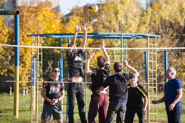 Kazatin, Ukraina - 14 października 2018: Chłopcy grają w siatkówkę w słoneczny wiosenny dzień na placu zabaw — Zdjęcie stockowe