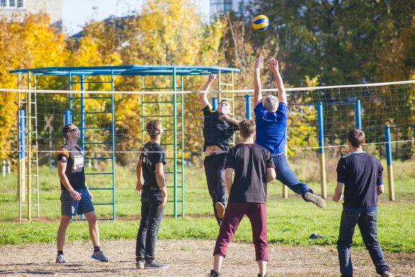 Kazatin, Ukrayna - 14 Ekim 2018: Çocuklar güneşli bir bahar gününde oyun sahasında voleybol oynuyorlar — Stok fotoğraf