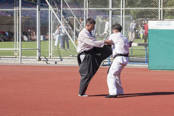 Vinnitsa, Ucrania - 14 de septiembre de 2019: dos hombres en kimono muestran a todos en el estadio técnicas de autodefensa —  Fotos de Stock