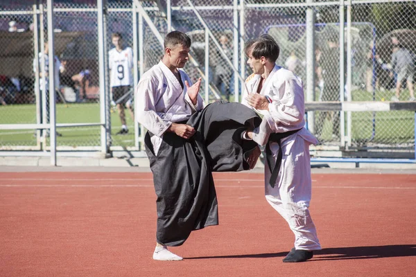 Vinnitsa, Ucrania - 14 de septiembre de 2019: dos hombres en kimono muestran a todos en el estadio técnicas de autodefensa —  Fotos de Stock