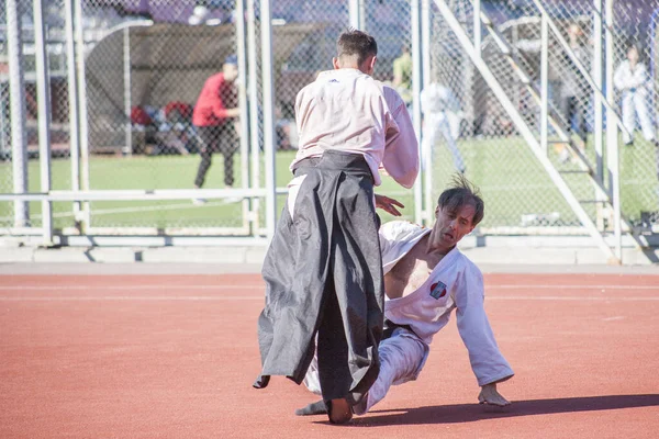 Vinnitsa, Ucrânia - 14 de setembro de 2019: dois homens em um quimono mostram a todos no estádio técnicas de autodefesa — Fotografia de Stock