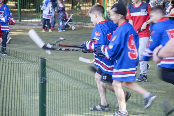 VINNITSA, UCRANIA - 14 DE SEPTIEMBRE DE 2019: chicos en uniforme corren con clubes. Desenfoque de movimiento — Foto de Stock