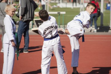 Vinnitsa, Ukrayna - 14 Eylül 2019: Kimonolu kızlar ve erkekler nefsi müdafaa tekniklerini sergilediler