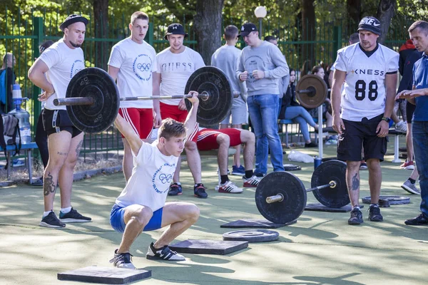 Vinnitsa, Ukraine - 2019 년 9 월 14 일 : health day. 소년들이 짖는 소리를 높이다 — 스톡 사진