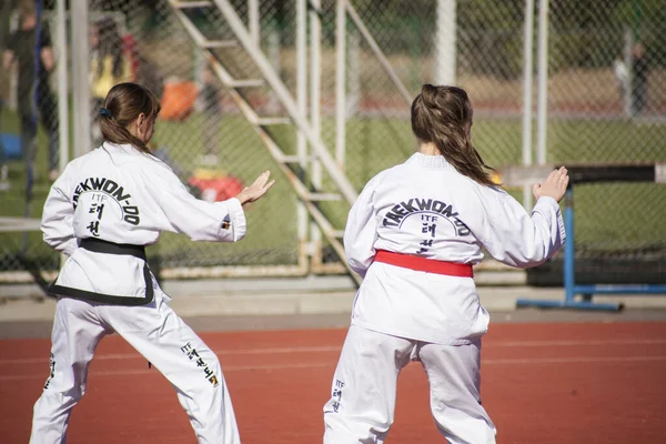 Vinnitsa, Ucrania - 14 de septiembre de 2019: las niñas en kimono demuestran técnicas de autodefensa —  Fotos de Stock