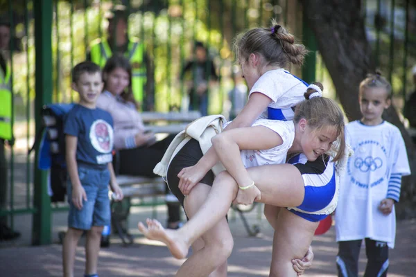 Vinnitsa, Ucrania - 14 de septiembre de 2019: las niñas demuestran técnicas de lucha libre de sumo en el parque — Foto de Stock