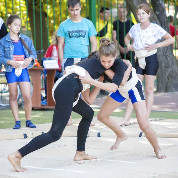 Vinnitsa, Ucrania - 14 de septiembre de 2019: las niñas demuestran técnicas de lucha libre de sumo en el parque — Foto de Stock