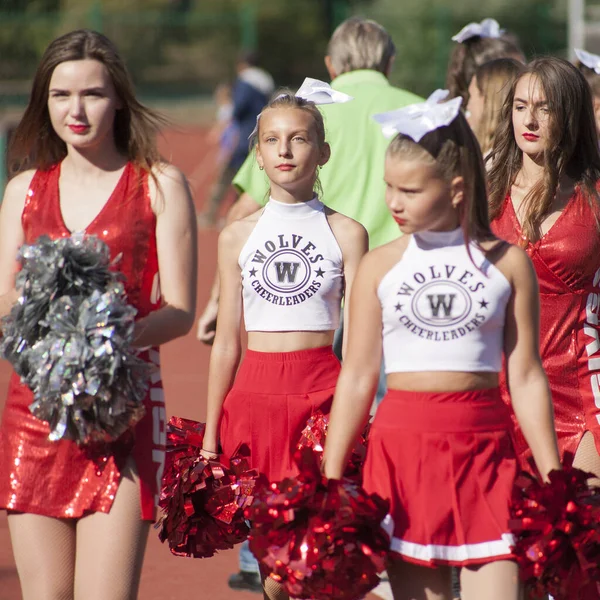 Vinnitsa, Ucrania - 14 de septiembre de 2019: las niñas del equipo de apoyo de los atletas que realizan — Foto de Stock
