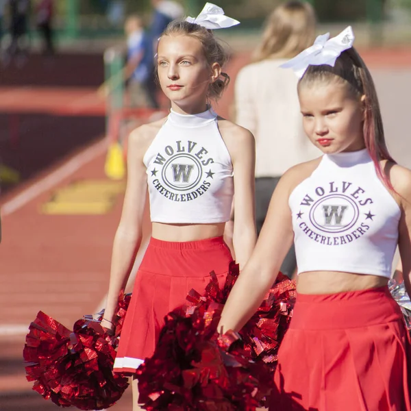 Vinnitsa, Ucrania - 14 de septiembre de 2019: las niñas del equipo de apoyo de los atletas que realizan — Foto de Stock