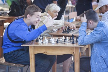 Vinnitsa, Ukrayna - 14 Eylül 2019: farklı nesillerden insanlar satranç oynar