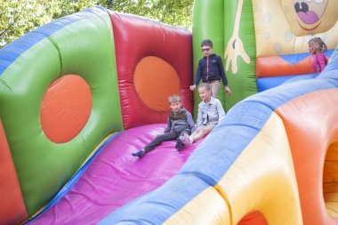 Vinnitsa, Ukrayna - 14 Eylül 2019: Erkekler ve kızlar şişme bir tepeye biniyor