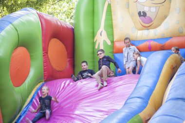 Vinnitsa, Ukrayna - 14 Eylül 2019: Erkekler ve kızlar şişme bir tepeye biniyor