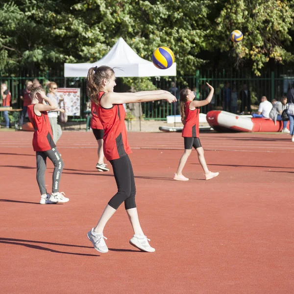 Vinnitsa, Ukrayna - 14 Eylül 2019: Sahadaki kızlar top oynuyor — Stok fotoğraf