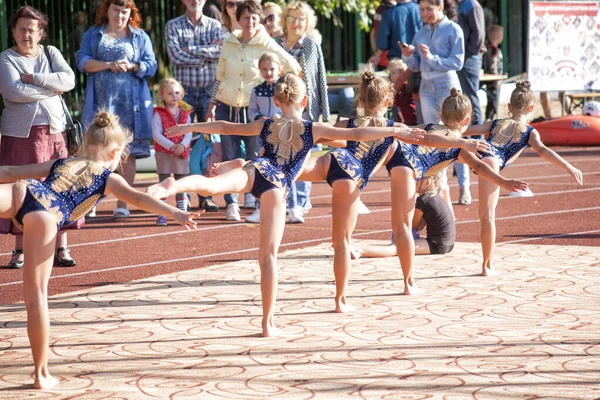 Vinnitsa, Ucrania - 14 de septiembre de 2019: las niñas gimnastas muestran su arte en el Día de la Salud frente a los transeúntes — Foto de Stock