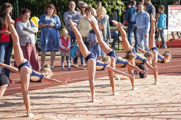 Vinnitsa, Ucrania - 14 de septiembre de 2019: las niñas gimnastas muestran su arte en el Día de la Salud frente a los transeúntes — Foto de Stock