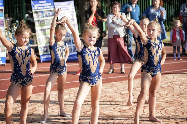 Vinnitsa, Ukrayna - 14 Eylül 2019: Küçük kız jimnastikçiler Sağlık Günü 'nde yoldan geçenlerin önünde sanatlarını sergiliyorlar
