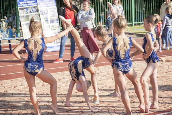 Vinnitsa, Ukrayna - 14 Eylül 2019: Küçük kız jimnastikçiler Sağlık Günü 'nde yoldan geçenlerin önünde sanatlarını sergiliyorlar